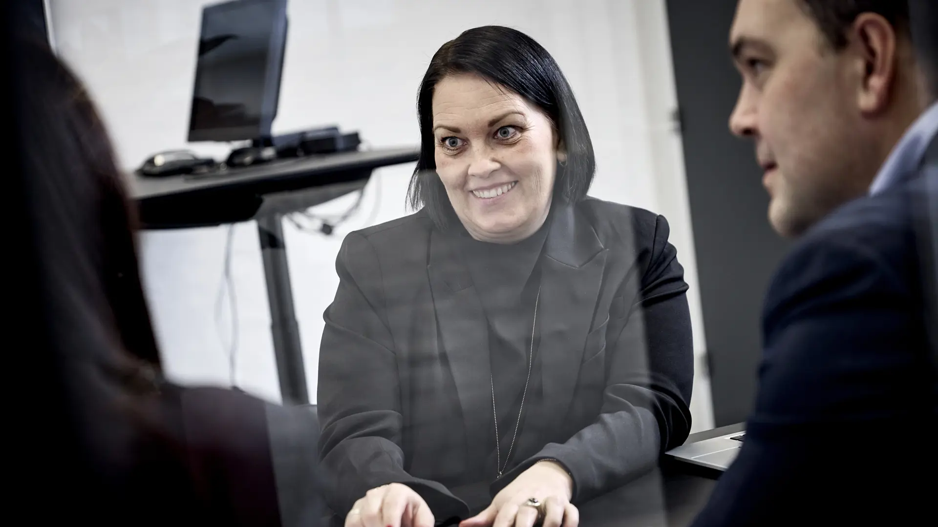 Kvindelig private banker i Vestjysk Bank taler med kunde om personlig formueplan