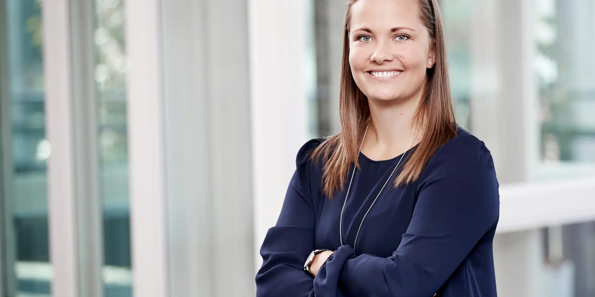 Kvindelig bankrådgiver, Jeanette Christiansen fra Vestjysk Bank i Farsø, er klar til at hjælpe med økonomisk rådgivning 