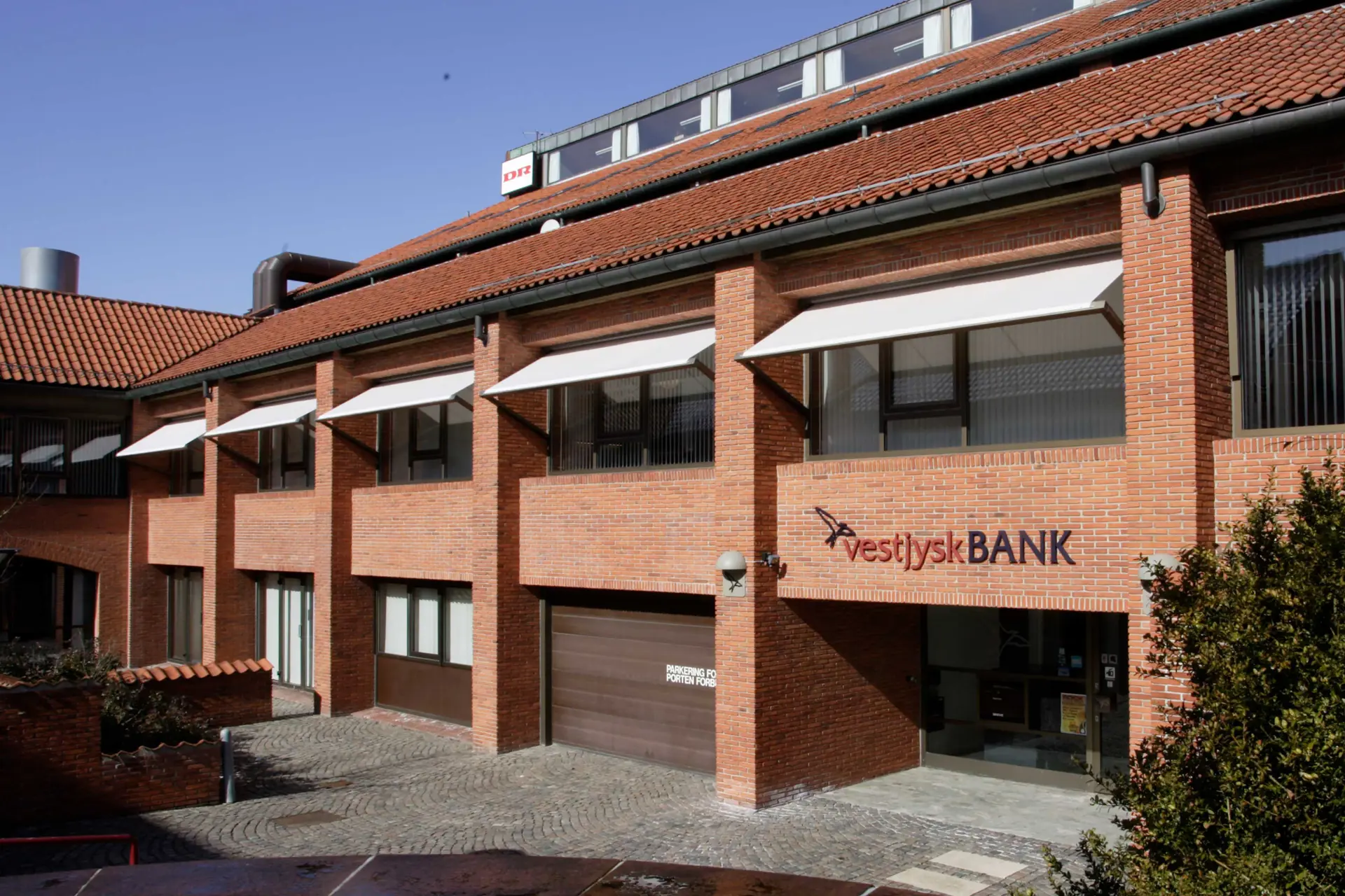 Facade foto af Vestjysk Bank filial i Holstebro