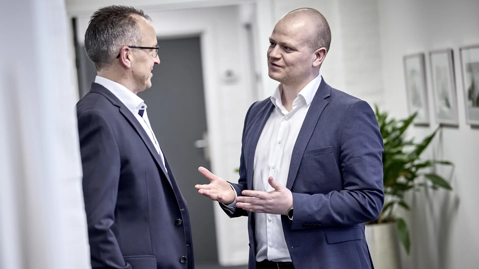 Investeringsrådgiver i Vestjysk Bank taler med kunde om investeringsmuligheder