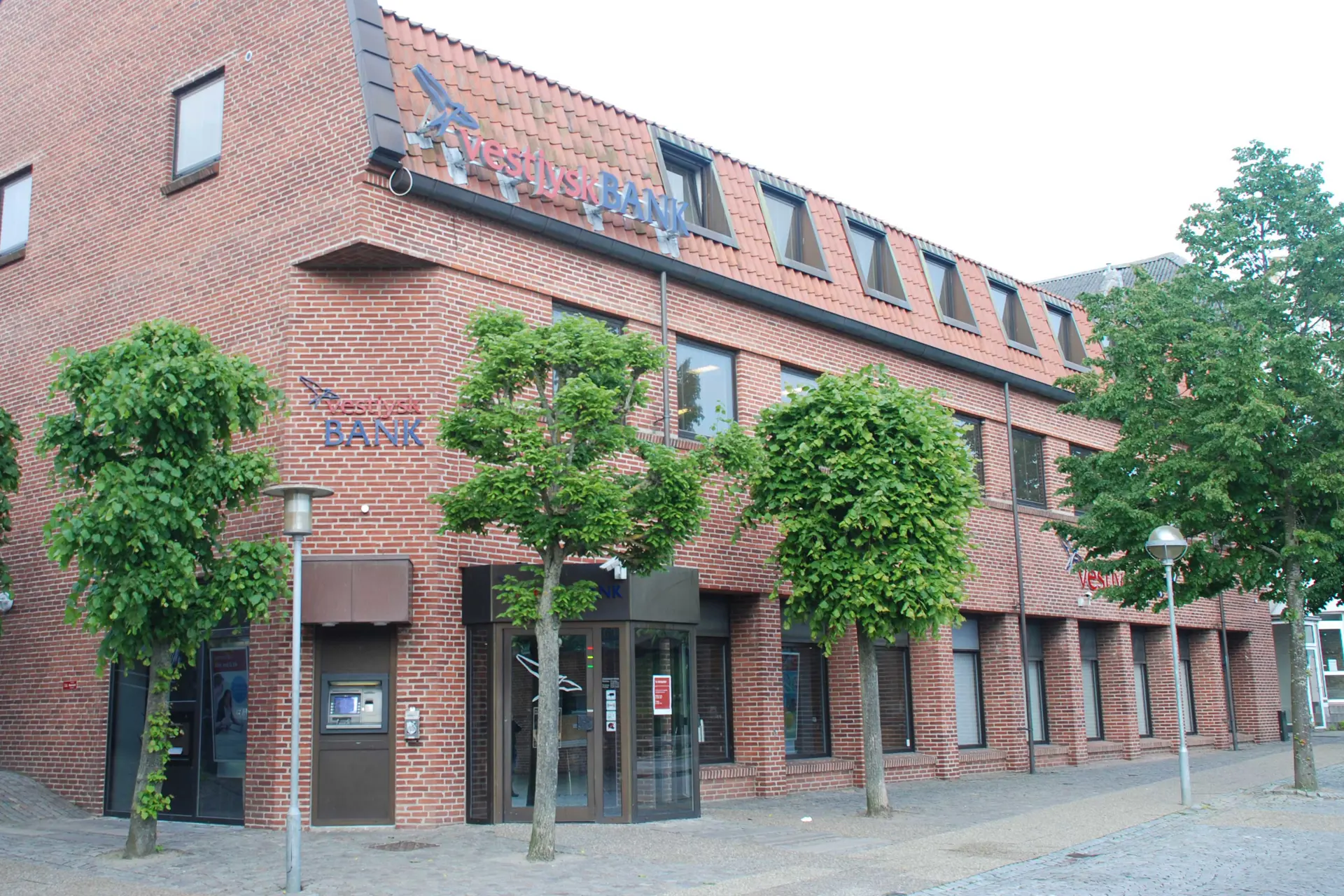 Facade foto af Vestjysk Bank filial i Hadsten