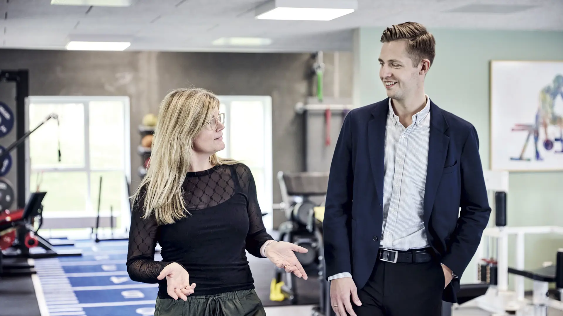 Rådgivere i Vestjysk Bank er ved fysioterapeut og taler om sundhed