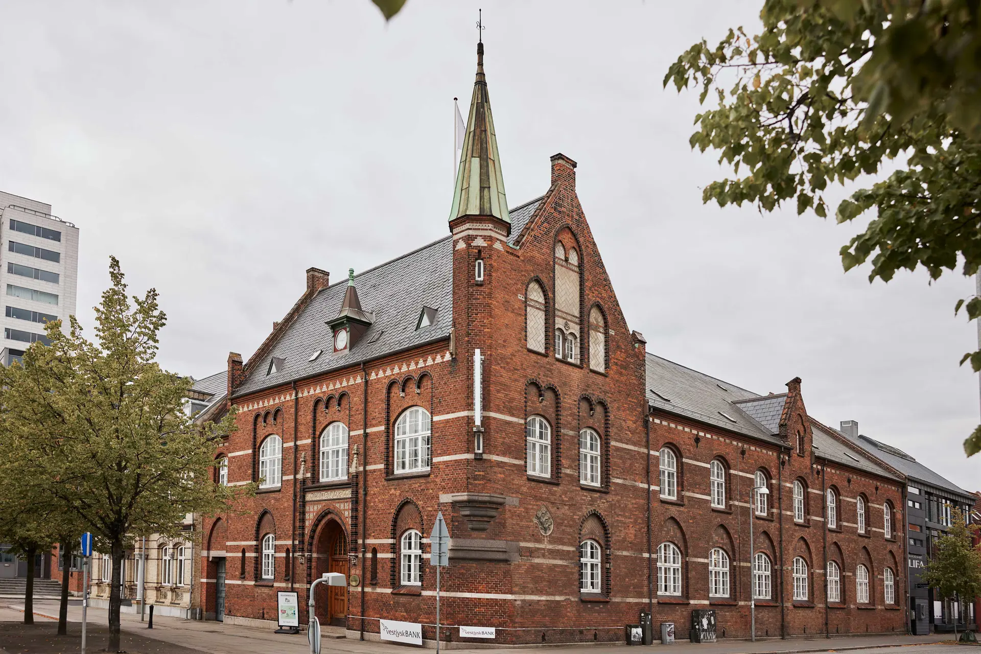 Facade foto af Vestjysk Bank filial i Vejle