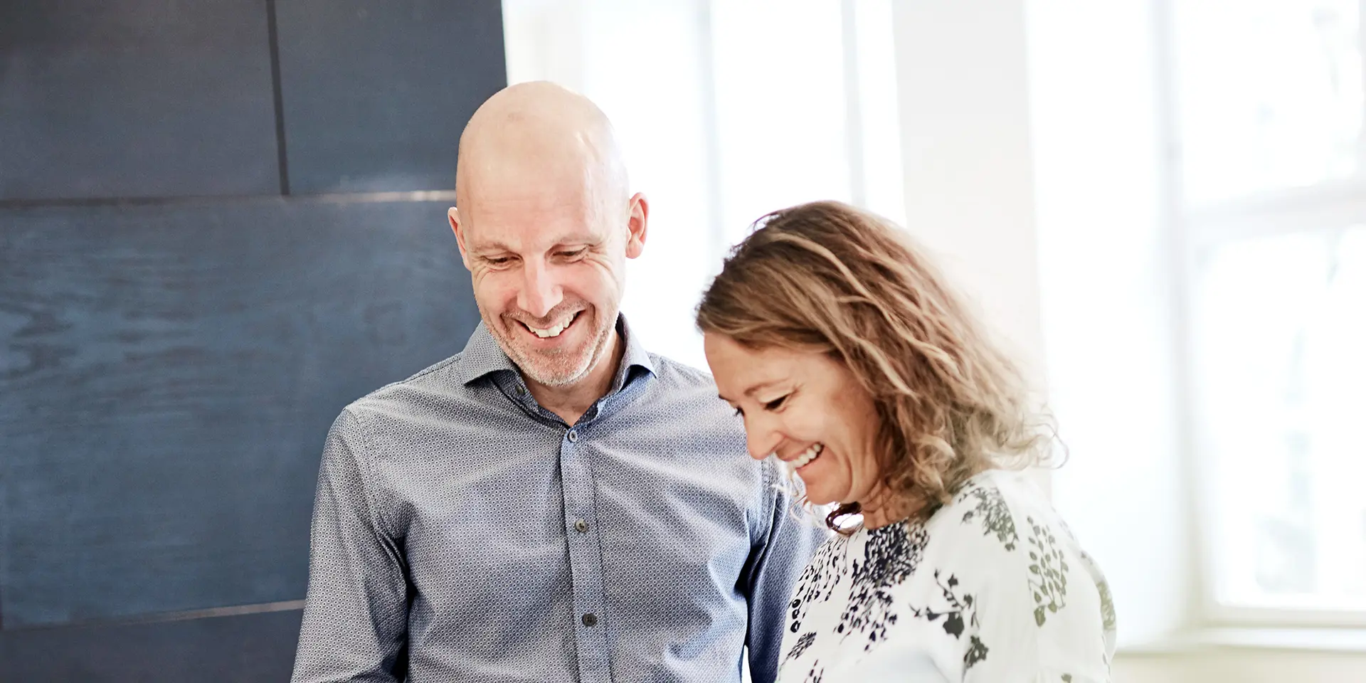 Rådgivere i Vestjysk Bank deler en god stemning mens de tager imod kunder