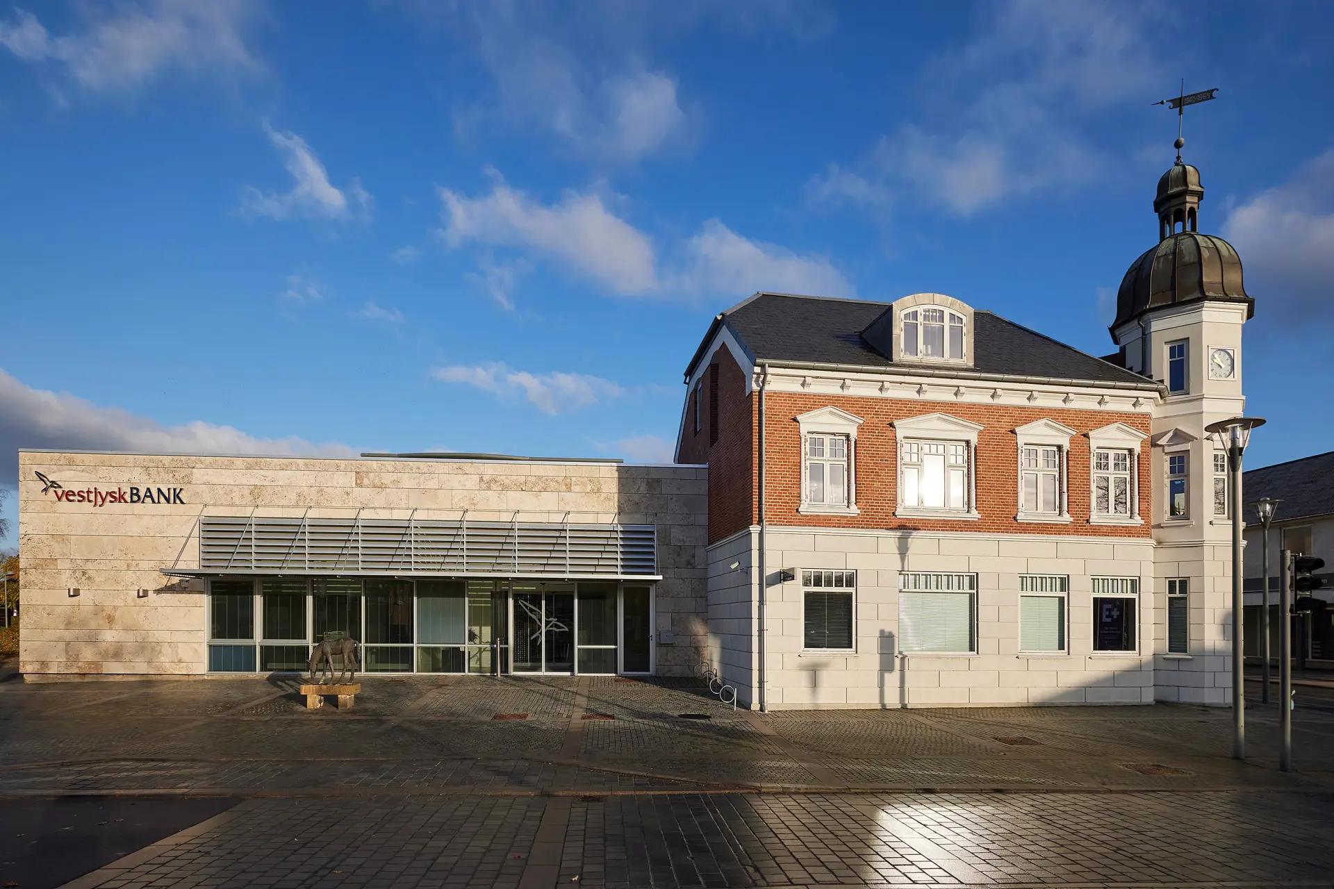 Facade foto af Vestjysk Bank filial i Farsø