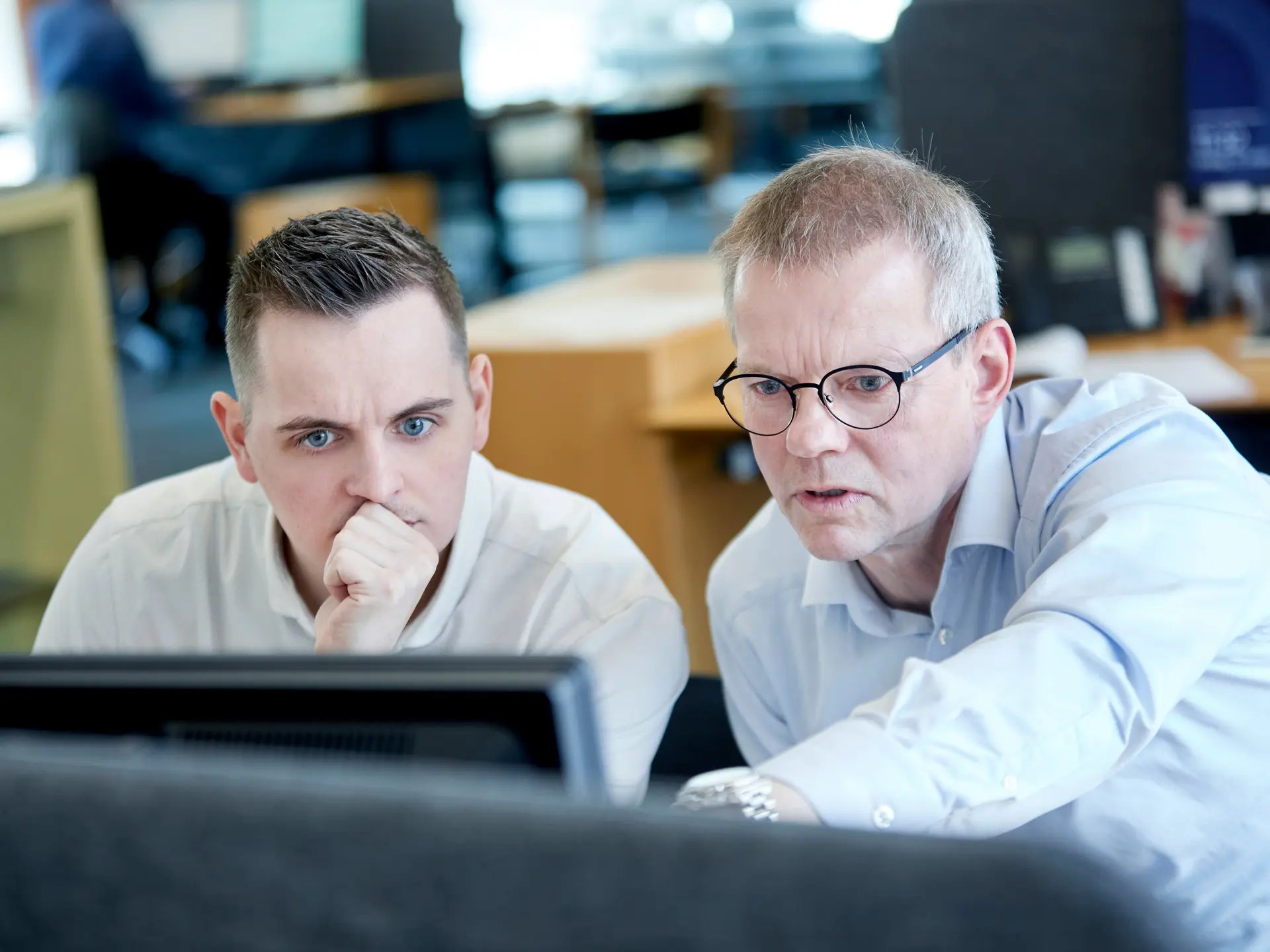 Landbrugsrådgivere peger og kigger på computerskærm