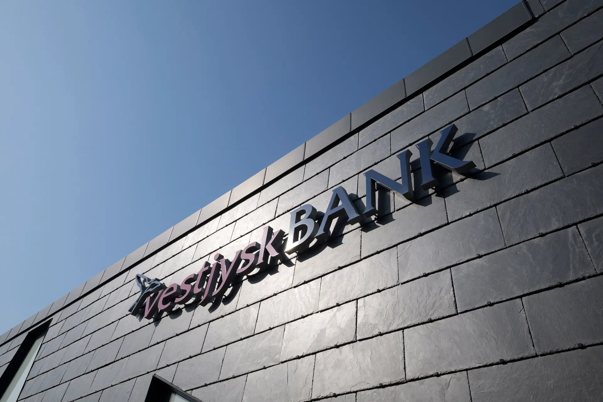 Facade foto af Vestjysk Bank filial i Hvide Sande