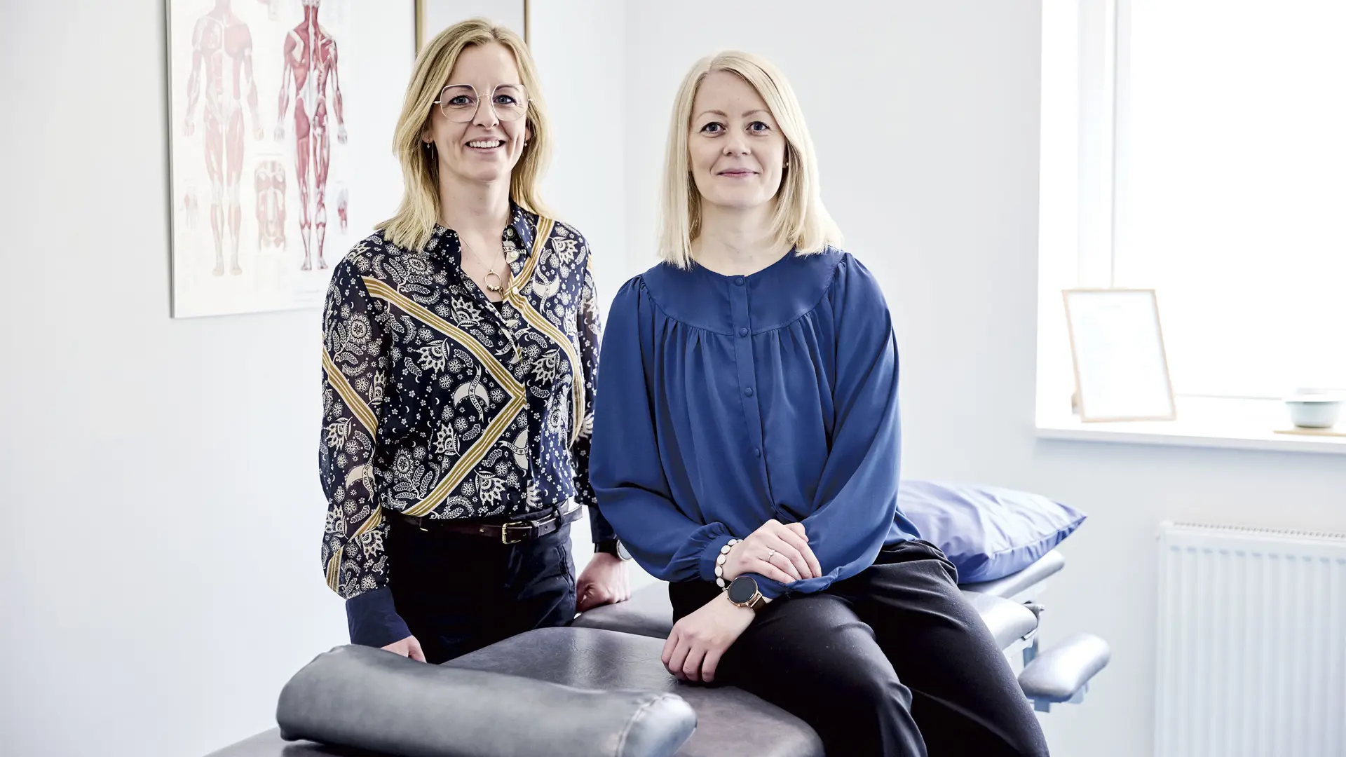 Rådgivere fra Vestjysk Bank sidder på en briks og taler om sundhed