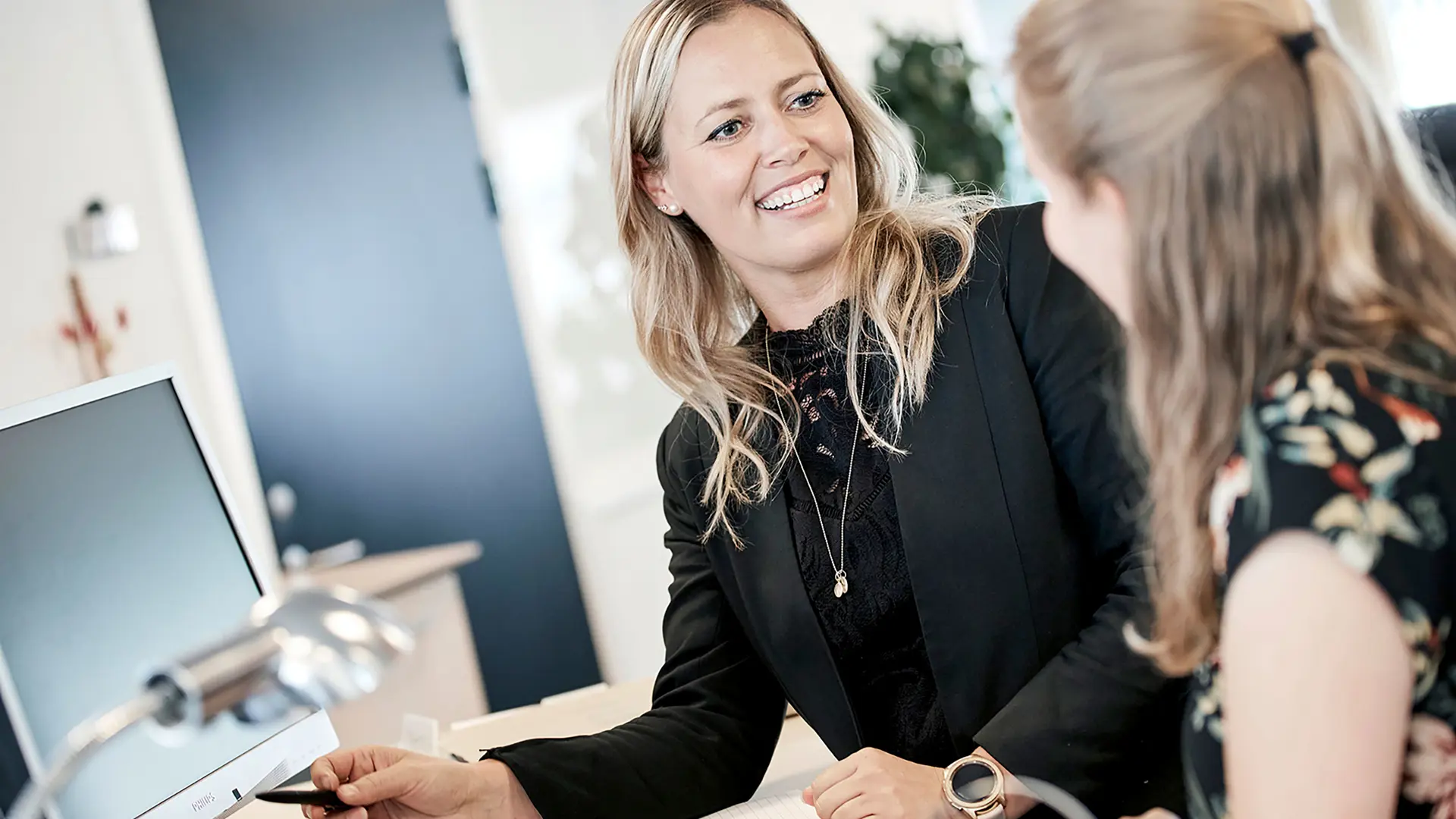 Rådgiver i Vestjysk Bank hjælper kunde 