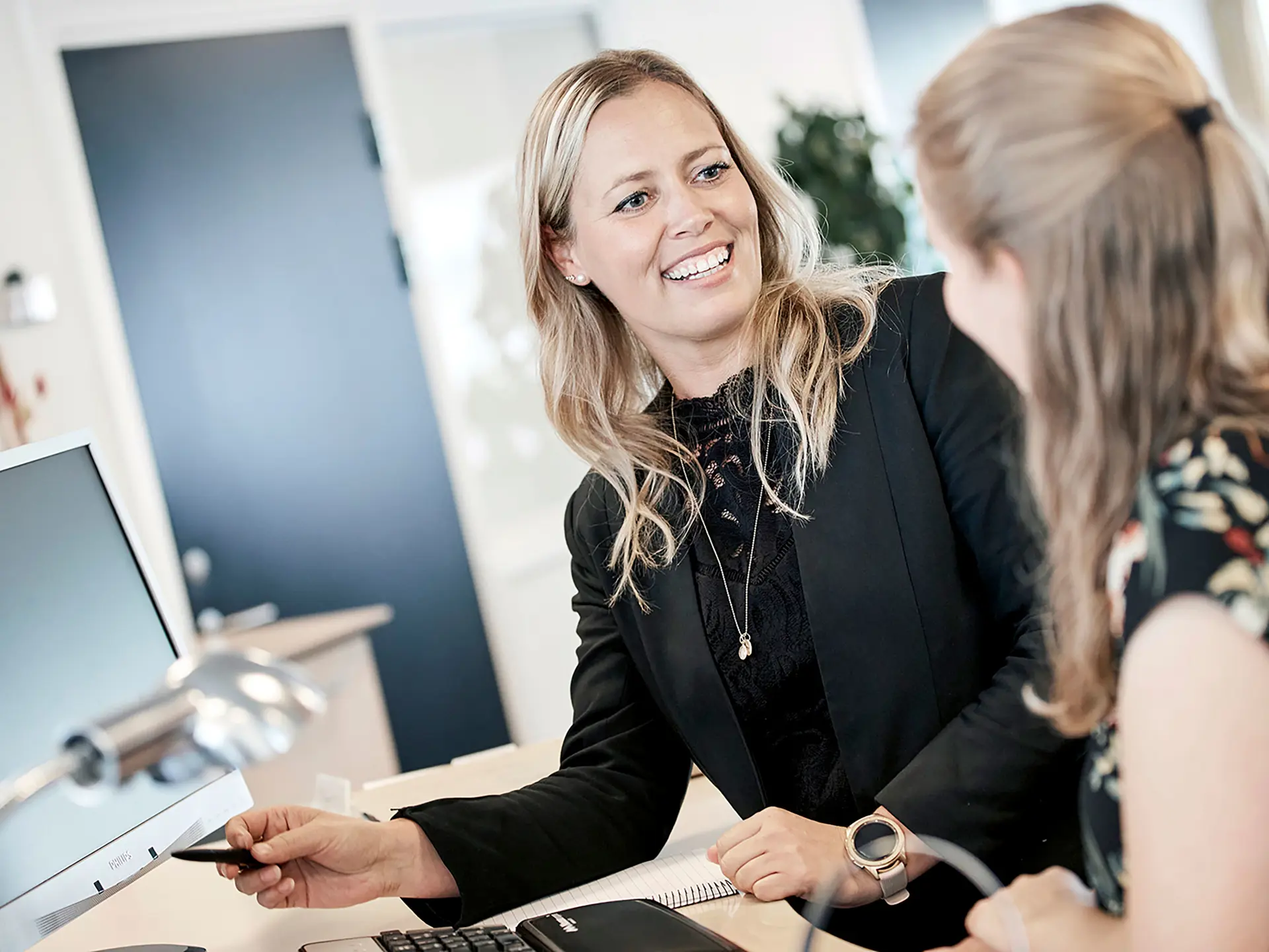 Rådgiver i Vestjysk Bank hjælper kunde 