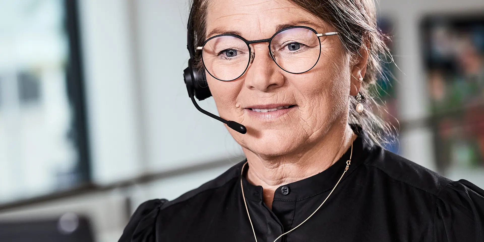 Private Banking servicerådgiver taler i telefon med kunde om deres eksklusive fordele ved at være kunde i Vestjysk Bank