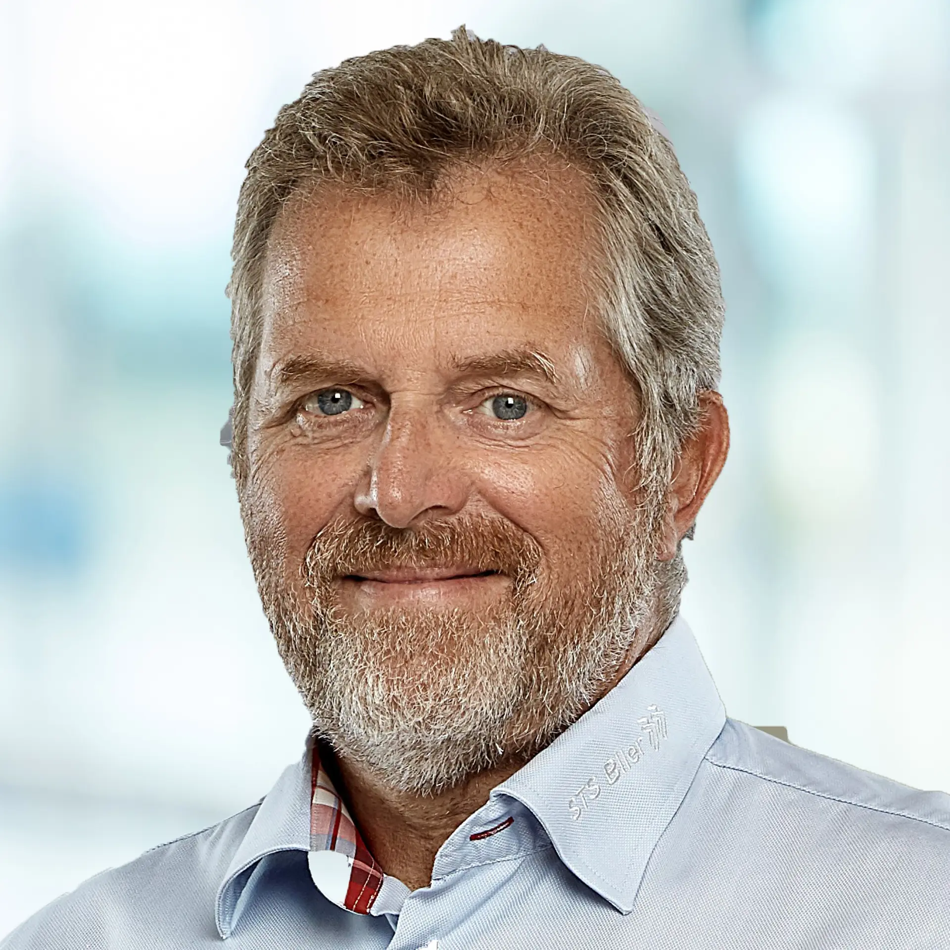 Mandlig kunde i Vestjysk Bank Private Banking i blå skjote