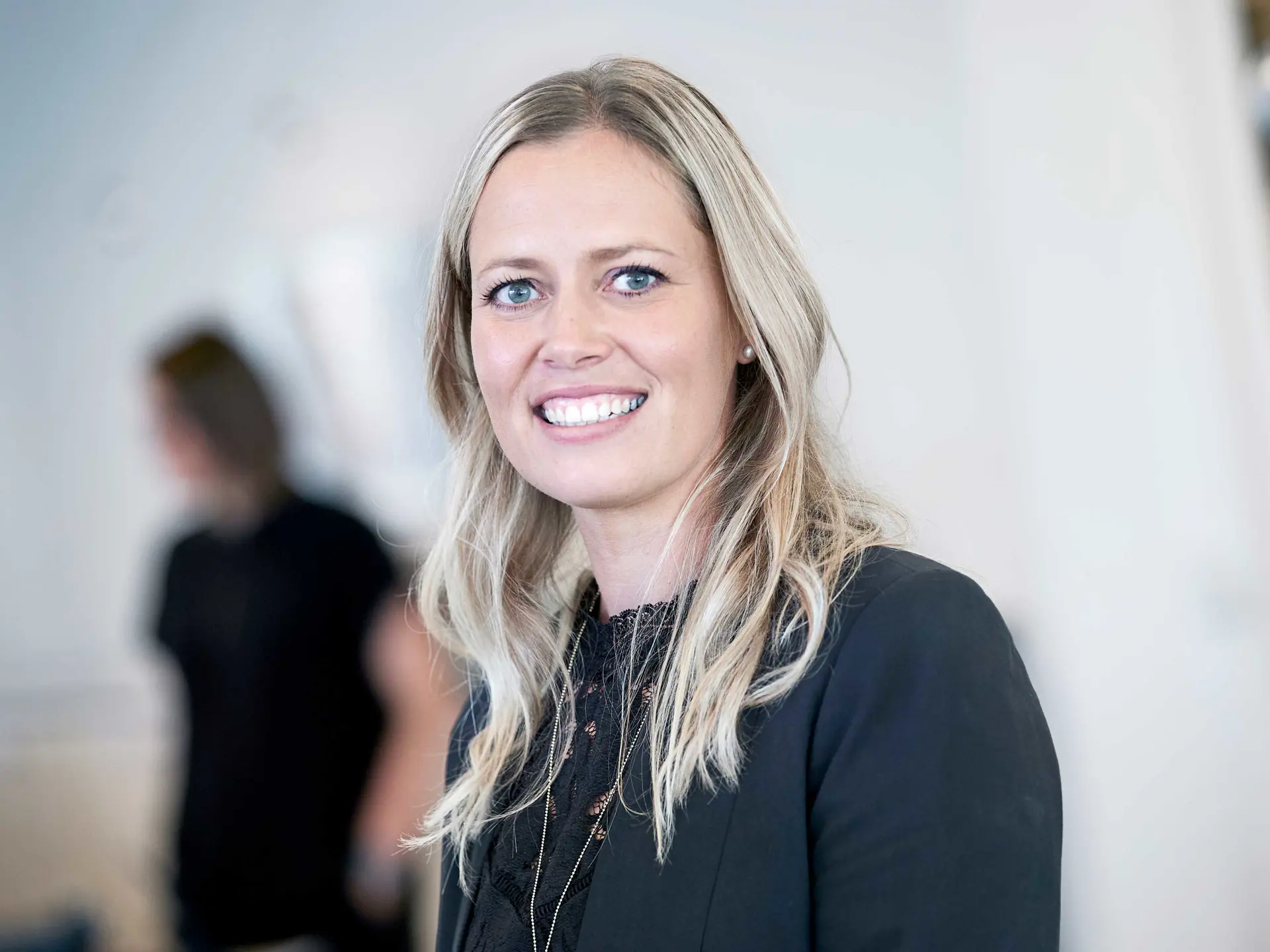 Rådgiver hjælper kunde med at købe en bolig 