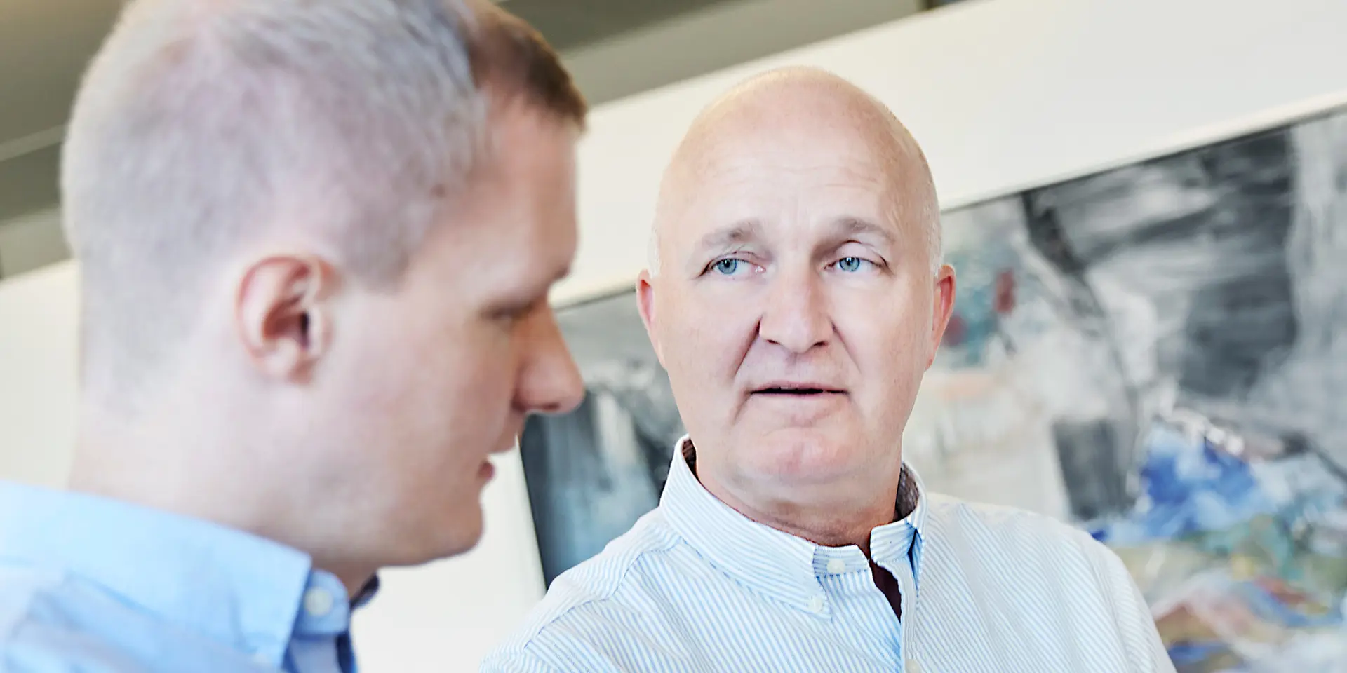 Rådgivere i Vestjysk Bank hjælper kunde med daglig økonomi