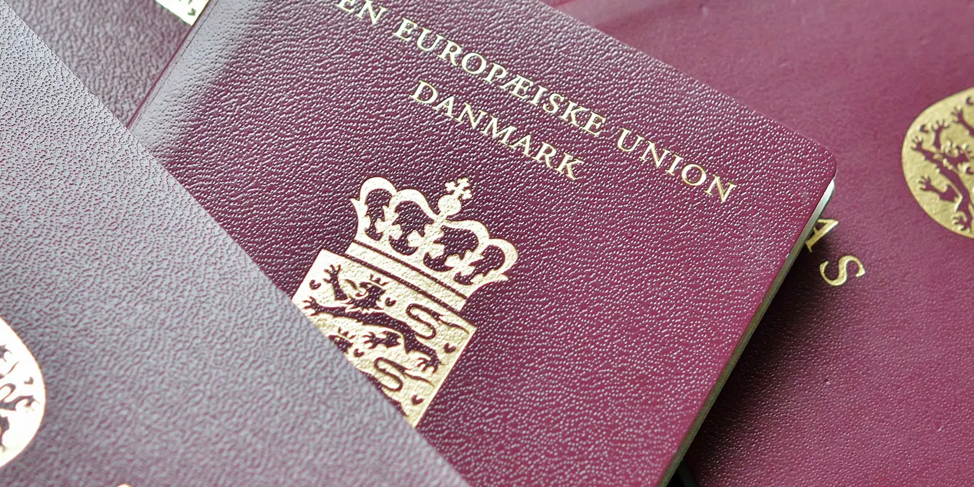 3 danske pas ligger i en bunke