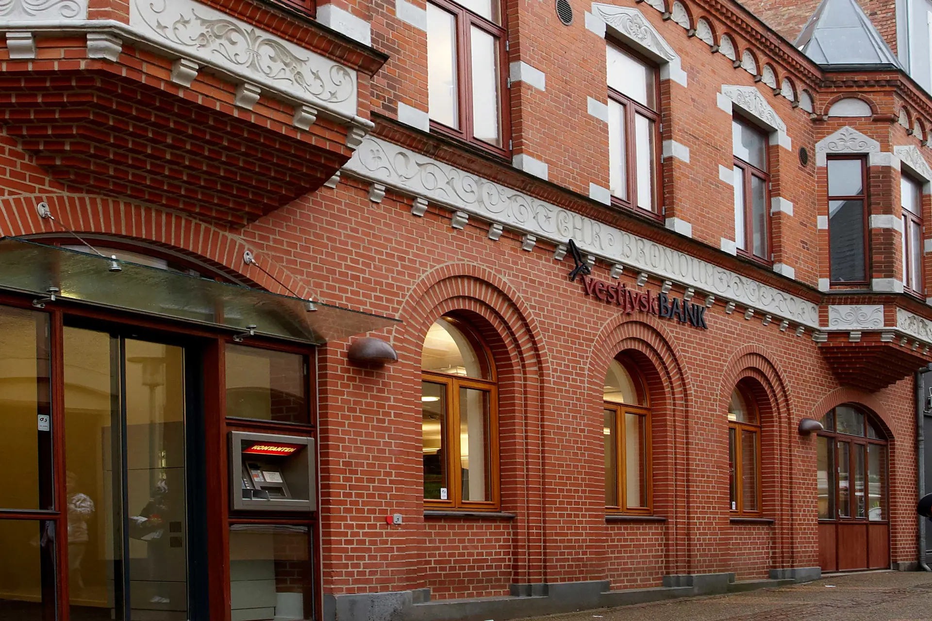 Facade foto af Vestjysk Bank filial i Viborg