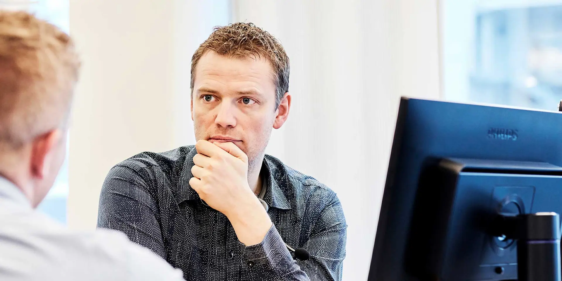 Privatrådgiver Kåre Mose Jensen mødes uformelt med kunde, og hjælper kunde med sine drømme