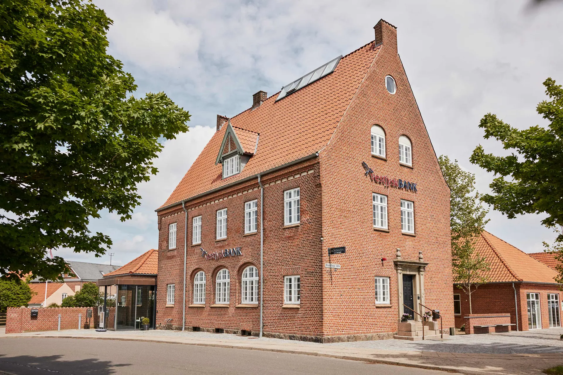 Facade foto af Vestjysk Bank filial i Juelsminde