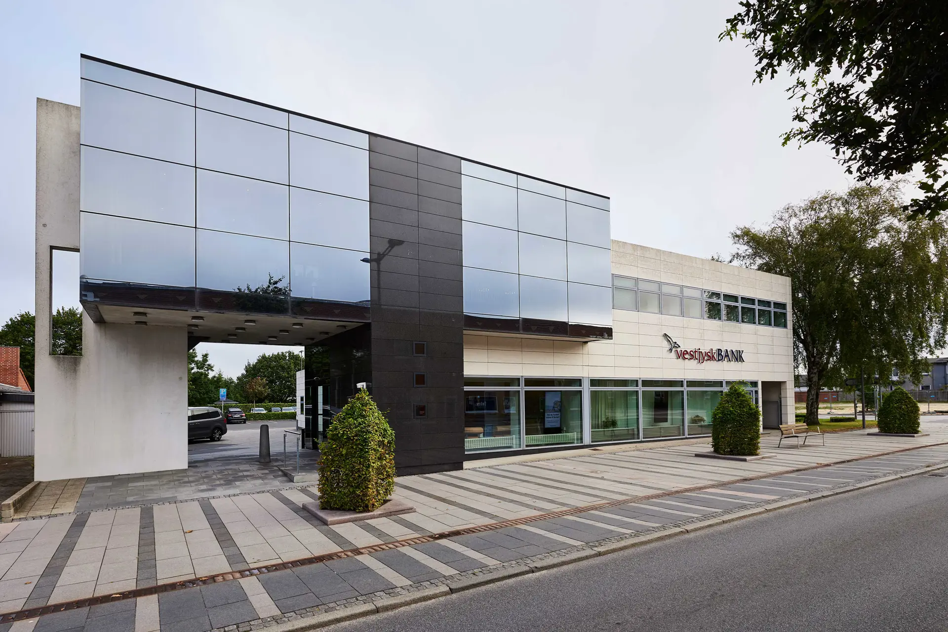 Facade foto af Vestjysk Bank filial i Ikast