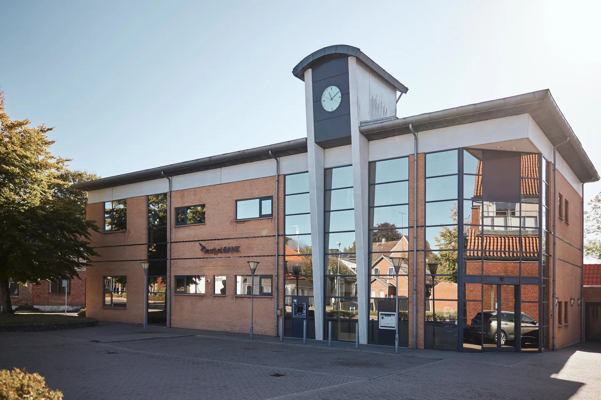 Facade foto af Vestjysk Bank filial i Give