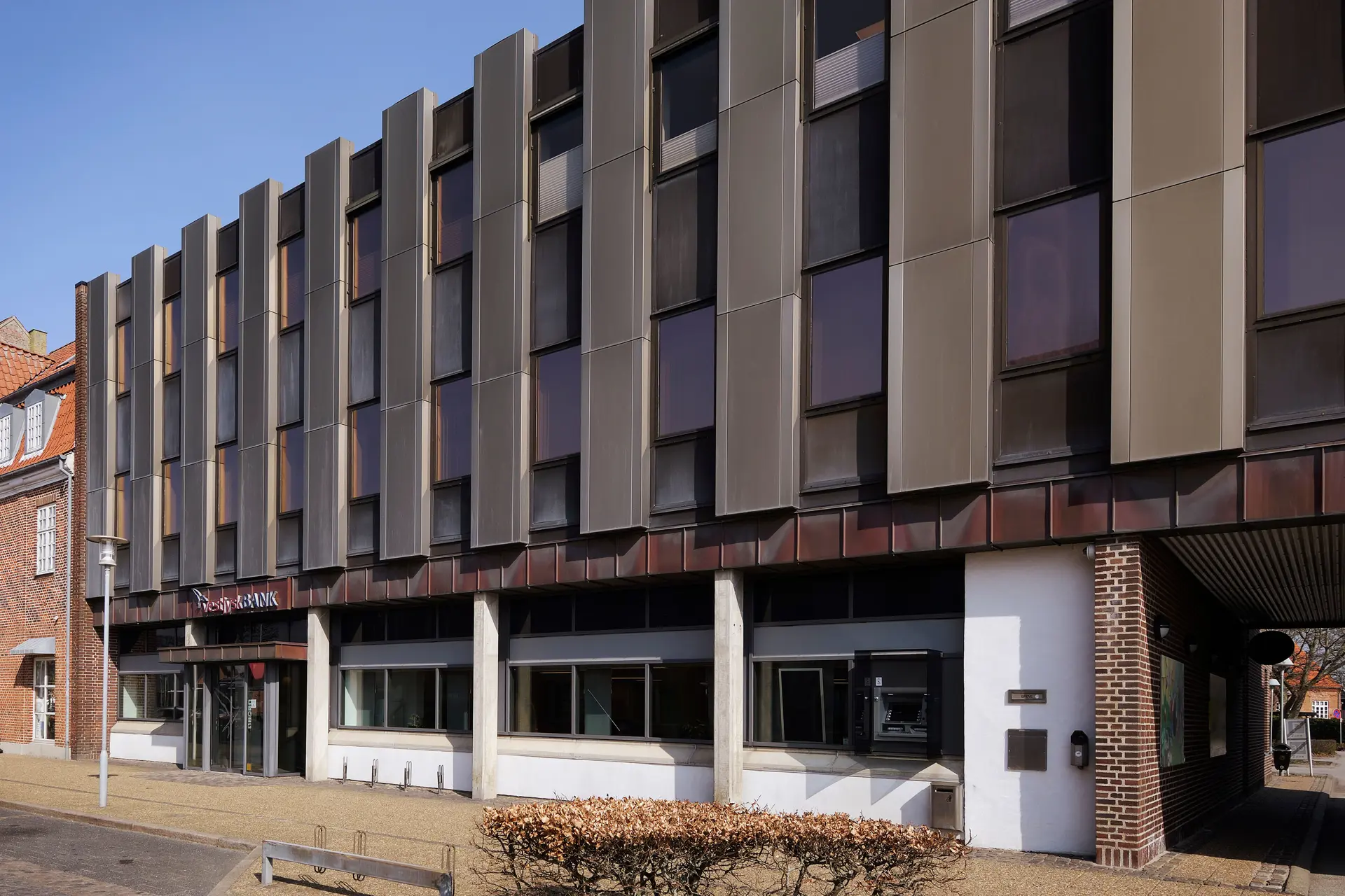 Facade foto af Vestjysk Bank filial i Skjern