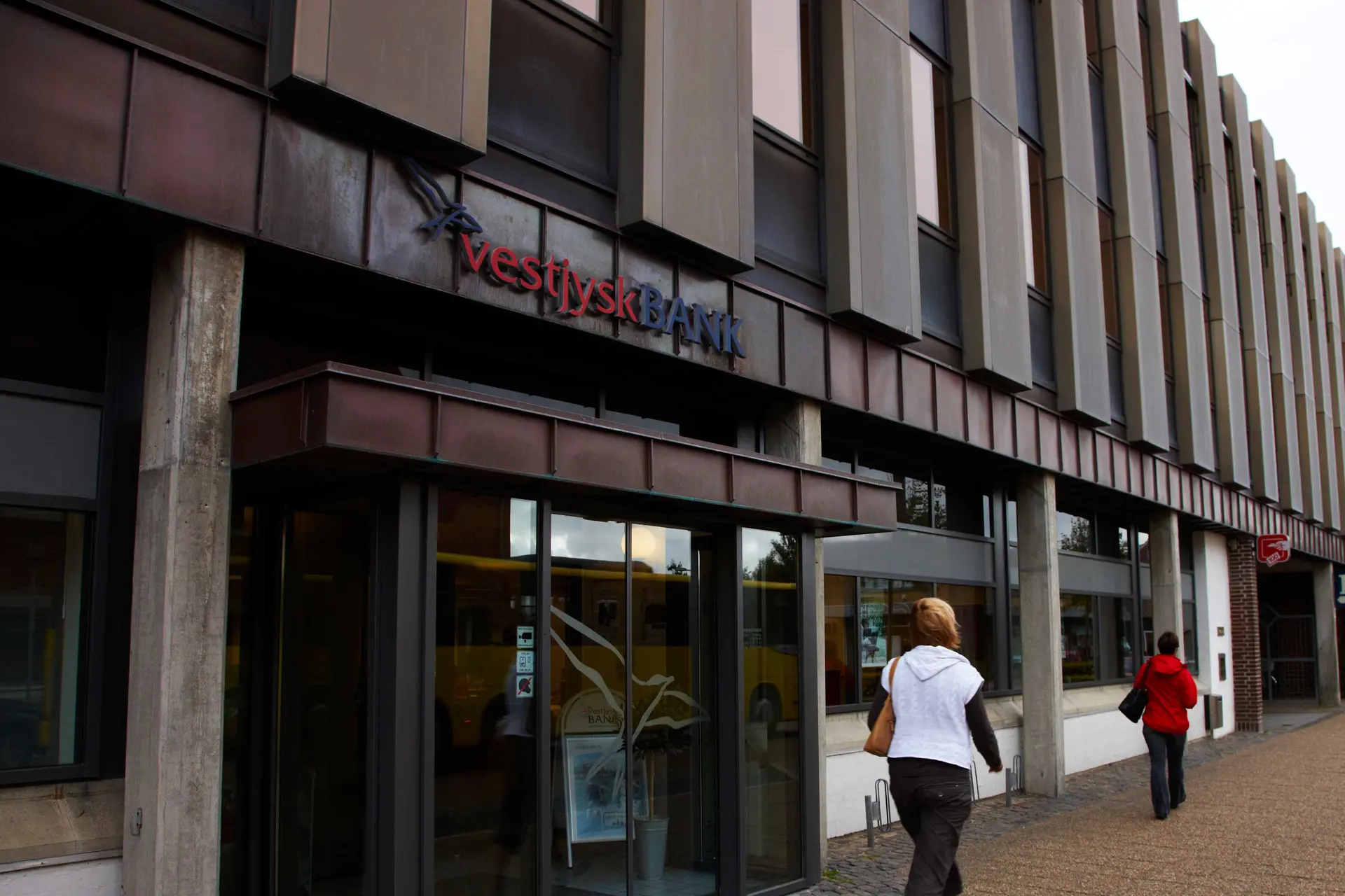 Facade foto af Vestjysk Bank filial i Skjern