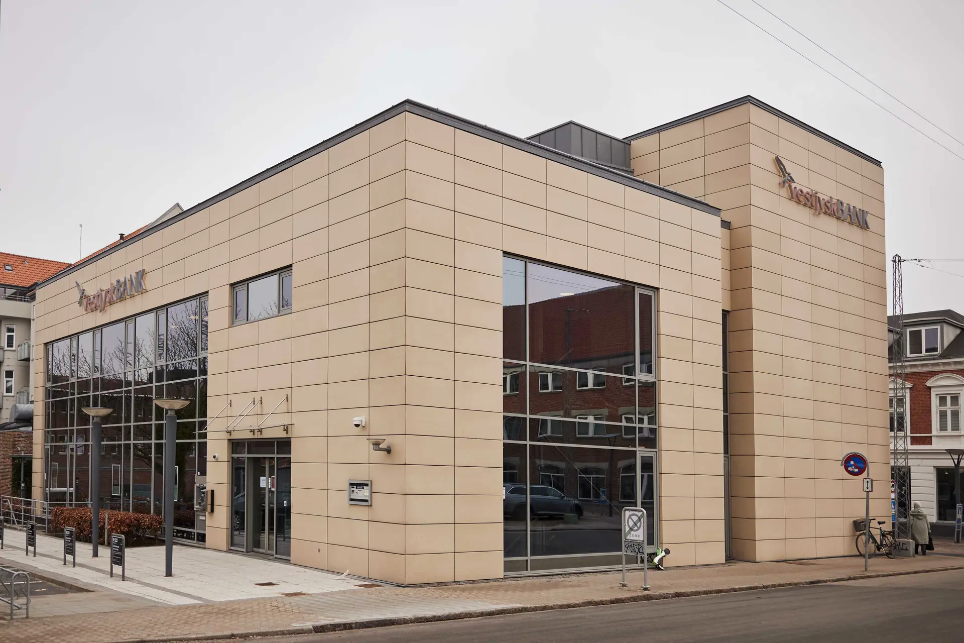 Facade foto af Vestjysk Bank filial i Esbjerg