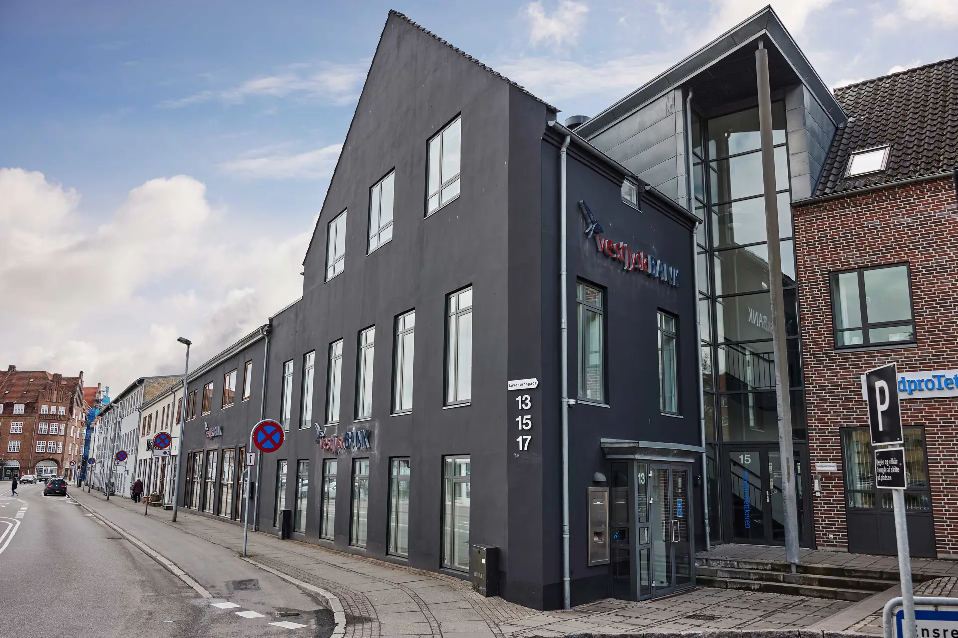 Facade foto af Vestjysk Bank filial i Horsens
