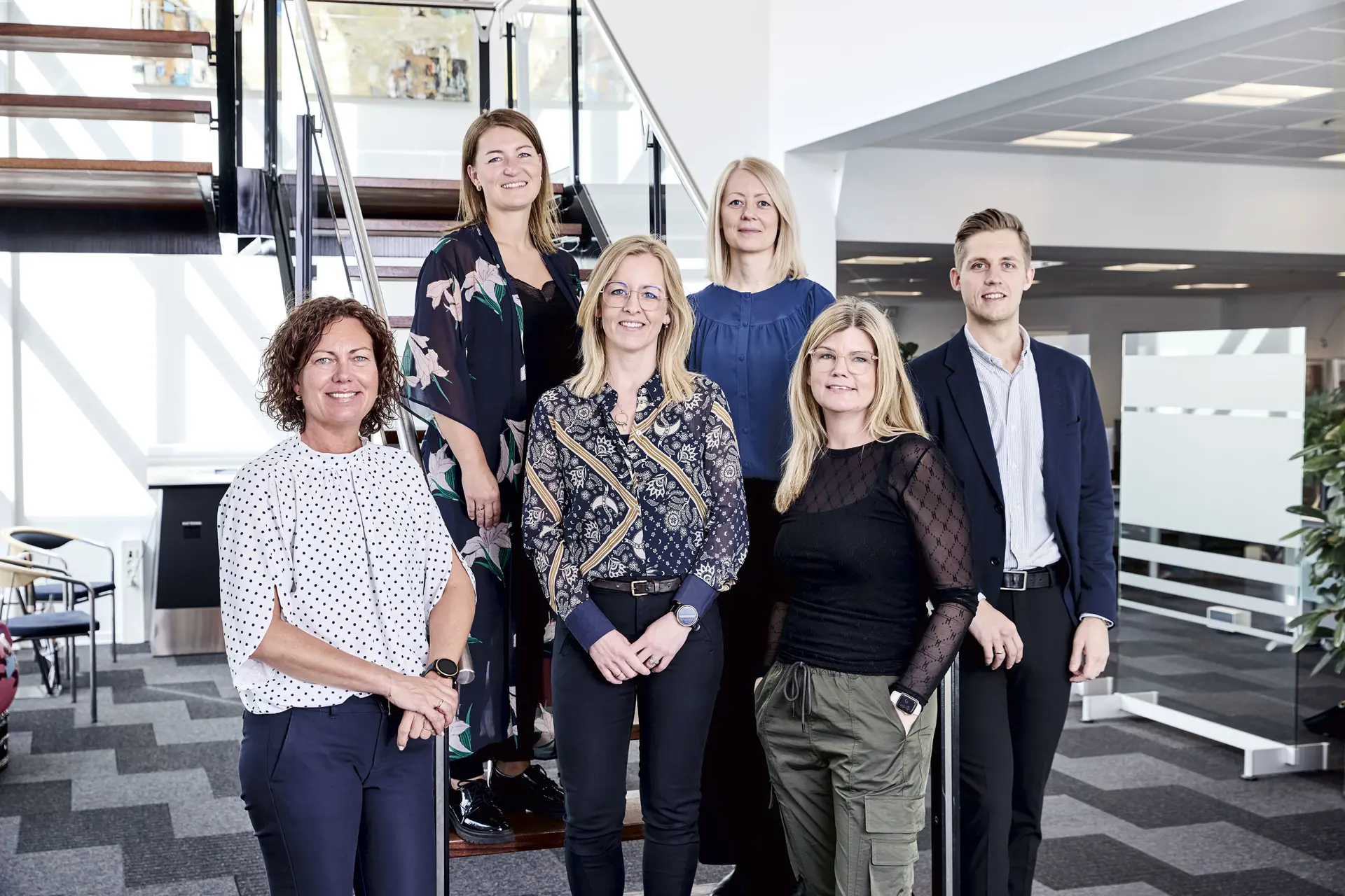 Sundhedsgruppen i vestjysk Bank står foran trappe i filial