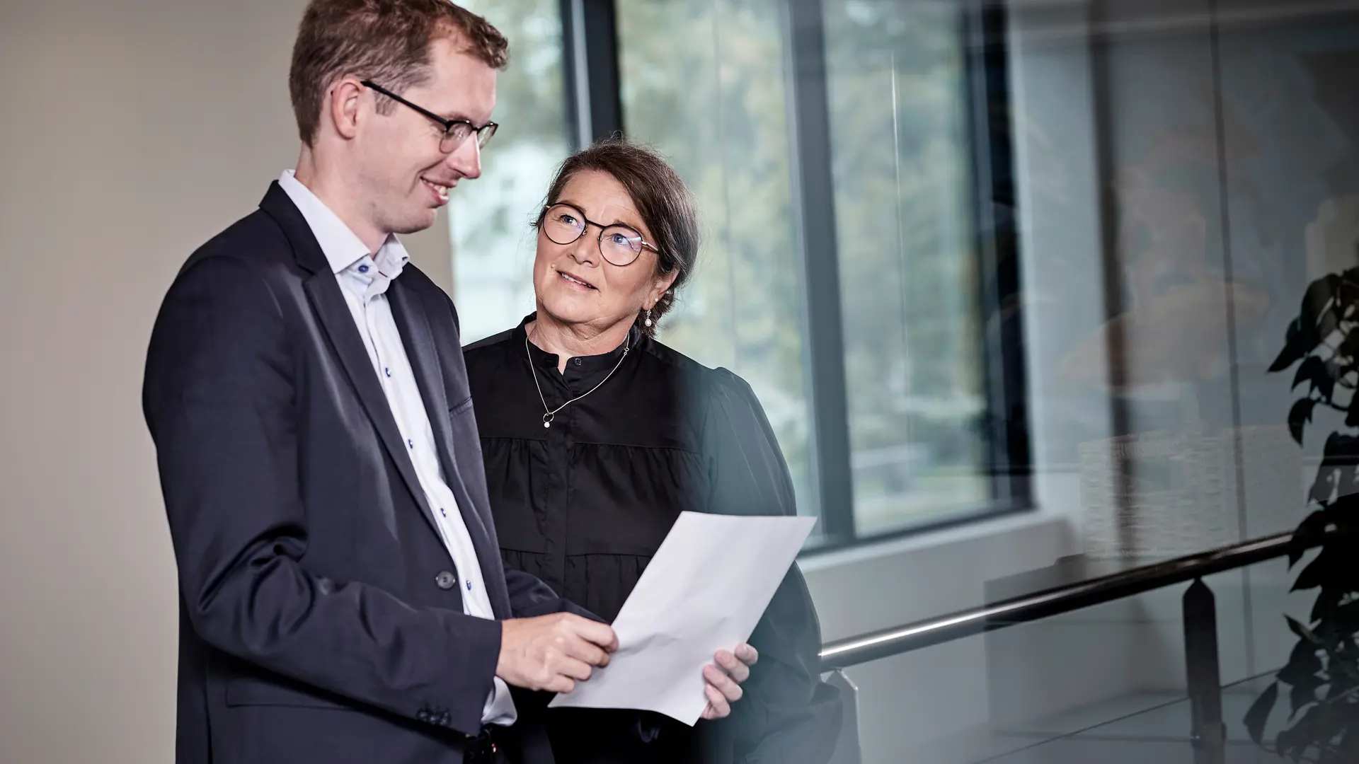 Rådgiver og servicerådgiver fra Private Banking i Vestjysk Bank taler sammen om formueplanlægning