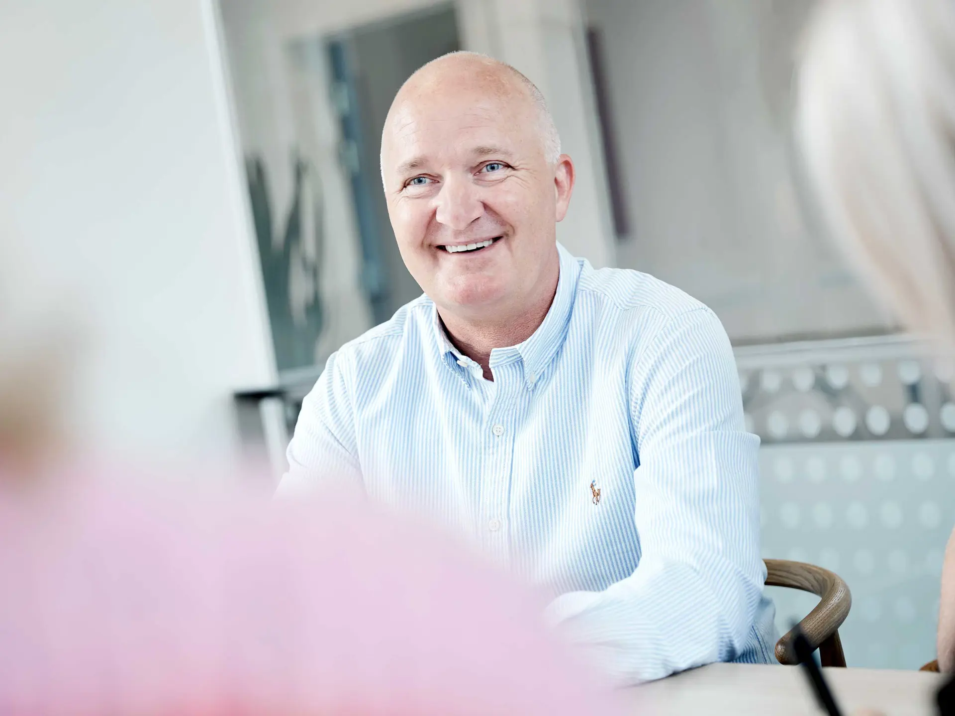 Rådgiver i Vestjysk Bank sidder i møde med kunde
