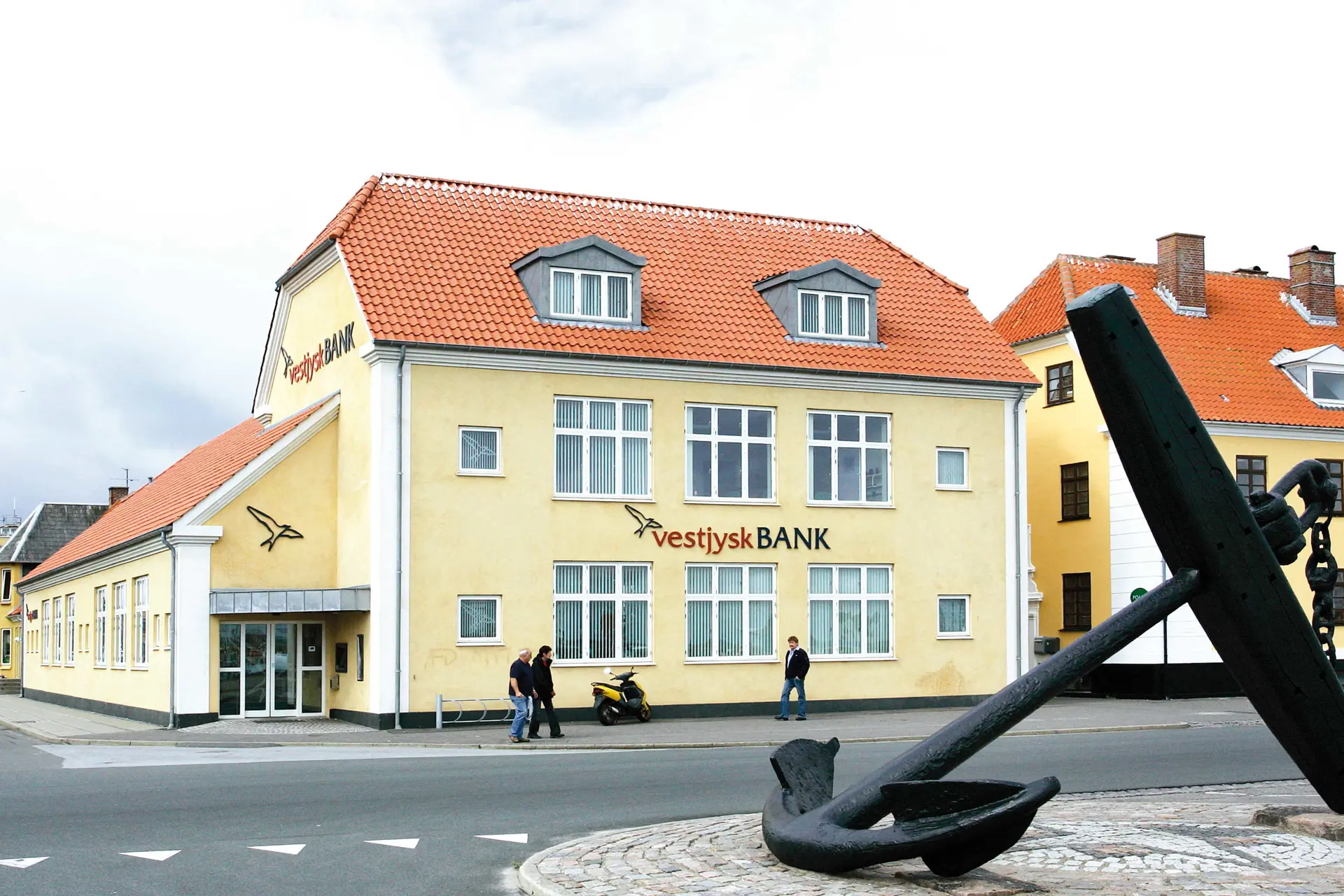 Facade foto af Vestjysk Bank filial i Thyborøn