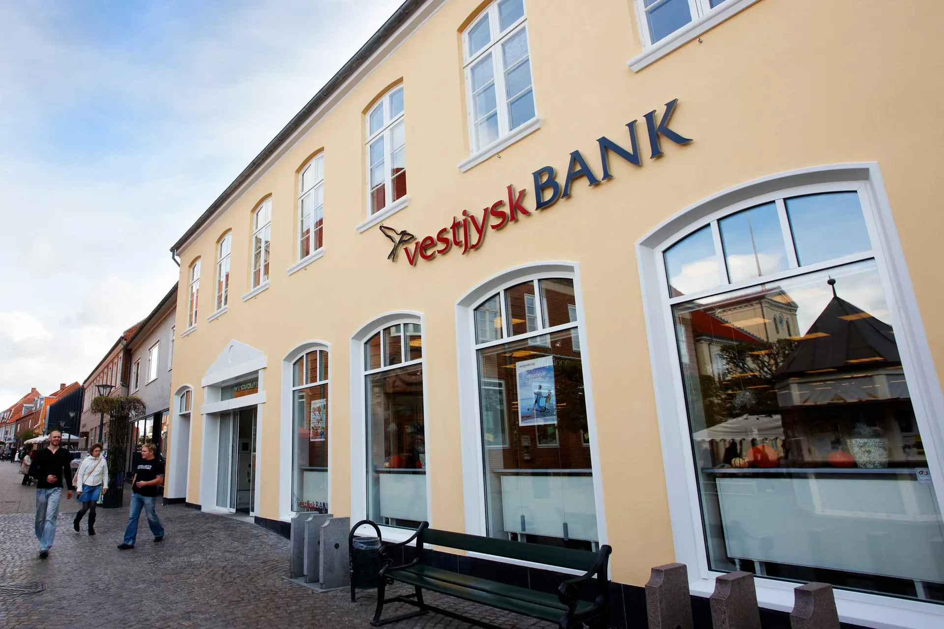Facade foto af Vestjysk Bank filial i Ringkøbing