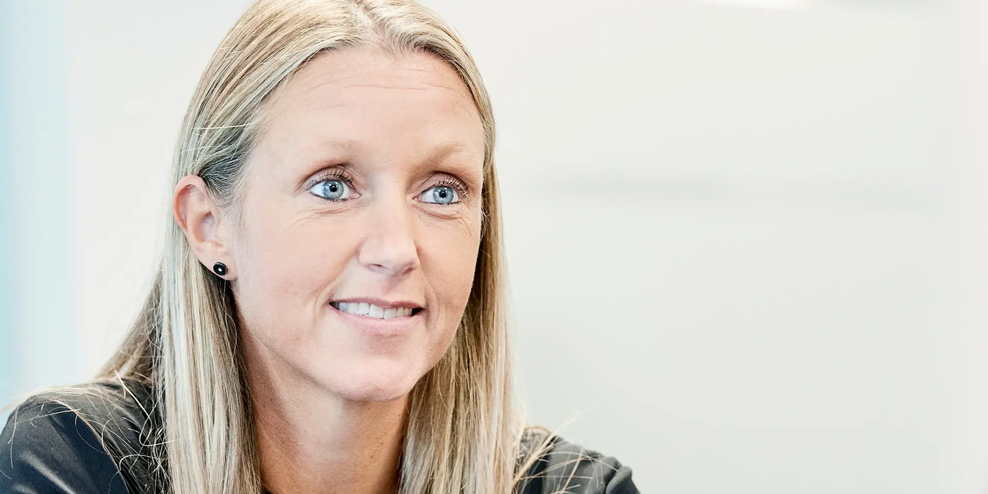 Kvindelig bankrådgiver vejleder kunde om valg af det bedste boliglån i Vestjysk Bank Esbjerg