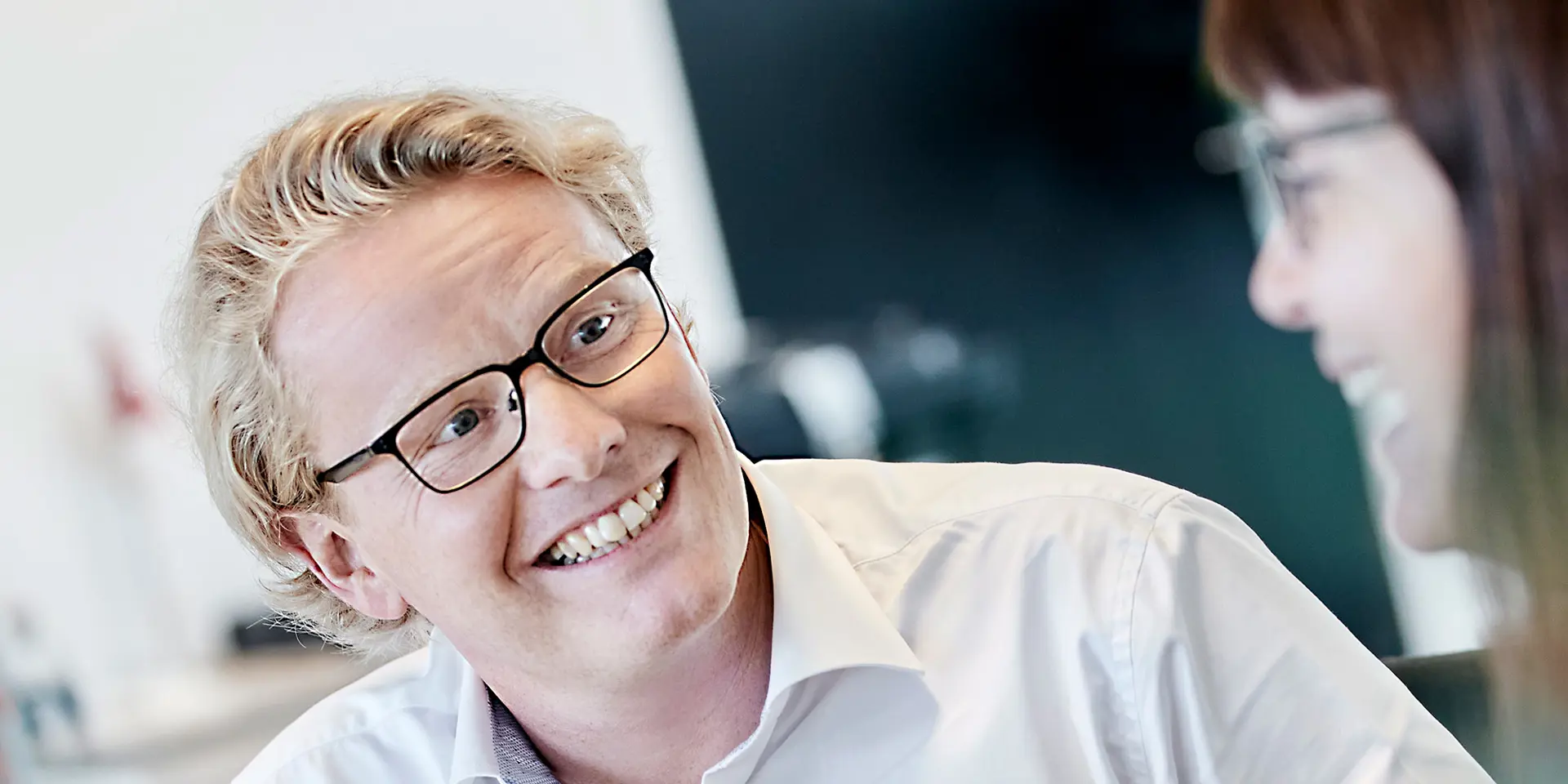 Salgsleder Søren Jensen hjælper kunde i Vestjysk Bank 